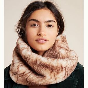 NWT ANTHROPOLOGIE WRAP SCARF GRET AND WHITE PRINT